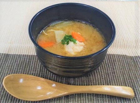 鶏肉と根菜の味噌にんにくスープ